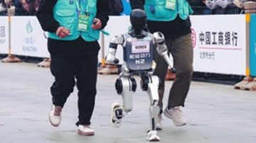 跑完“半马”还有运动会 机器人为啥都爱搞体育? 跑完“半马”还有运动会 机器人为啥都爱搞体育?