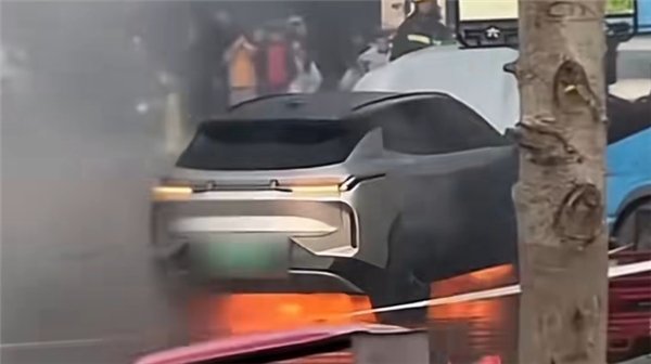 安徽一新能源车路上起火后传出爆响:车身零件被炸烂 安徽一新能源车路上起火后传出爆响:车身零件被炸烂