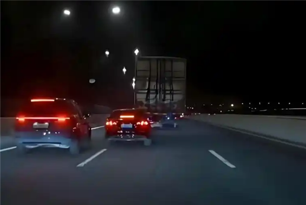 高速公路上一车龟速占道引众怒：两车轮番上前“堵截”