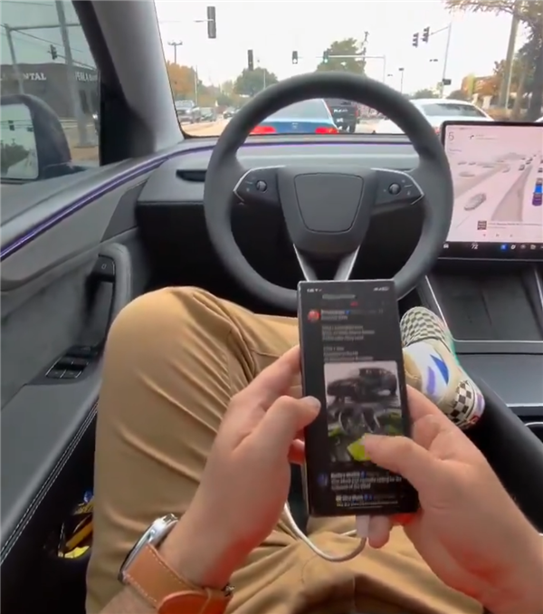 真自动驾驶！车主实测特斯拉FSD V14 全程玩手机没任何提示