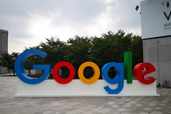 谷歌AI眼镜官宣明年问世:搭载Gemini多模态模型