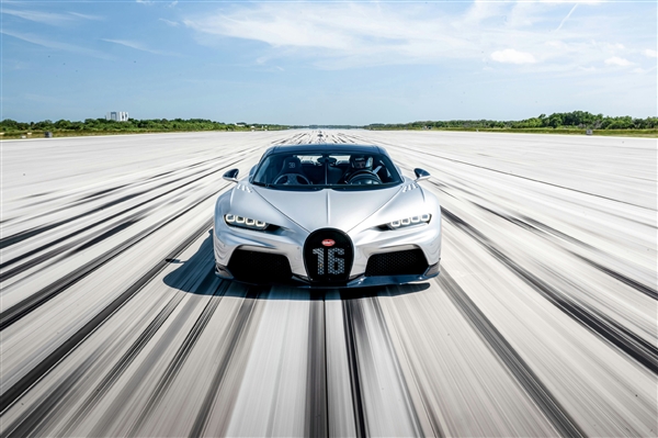 地表最快车友会！布加迪车主狂飙410km/h：撕裂空气感受下