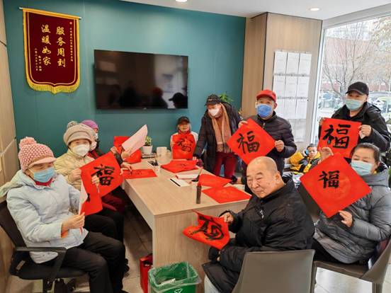 【新春走基层】擦玻璃、剪窗花、免费理发……经纪人志愿者陪社区老人迎新春(图4) 【新春走基层】擦玻璃、剪窗花、免费理发……经纪人志愿者陪社区老人迎新春(图4)