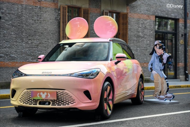 携手迪士尼中国灵动出“奇”,smart米奇限定艺术车魔都首秀(图2) 携手迪士尼中国灵动出“奇”,smart米奇限定艺术车魔都首秀(图2)