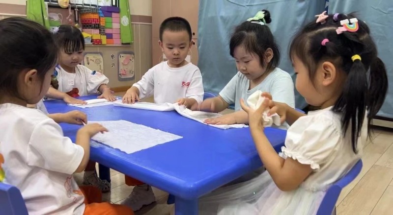 吉的堡幼儿园：非遗扎染初体验，绘就童年斑斓色彩(图3)