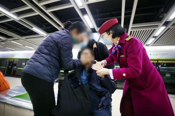 耄耋老人晕倒地铁站,他们紧停演练奔向站台 耄耋老人晕倒地铁站,他们紧停演练奔向站台