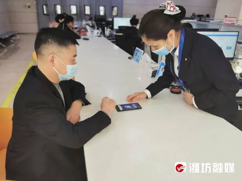 审批大厅里，局长为啥变成了“服务员”？